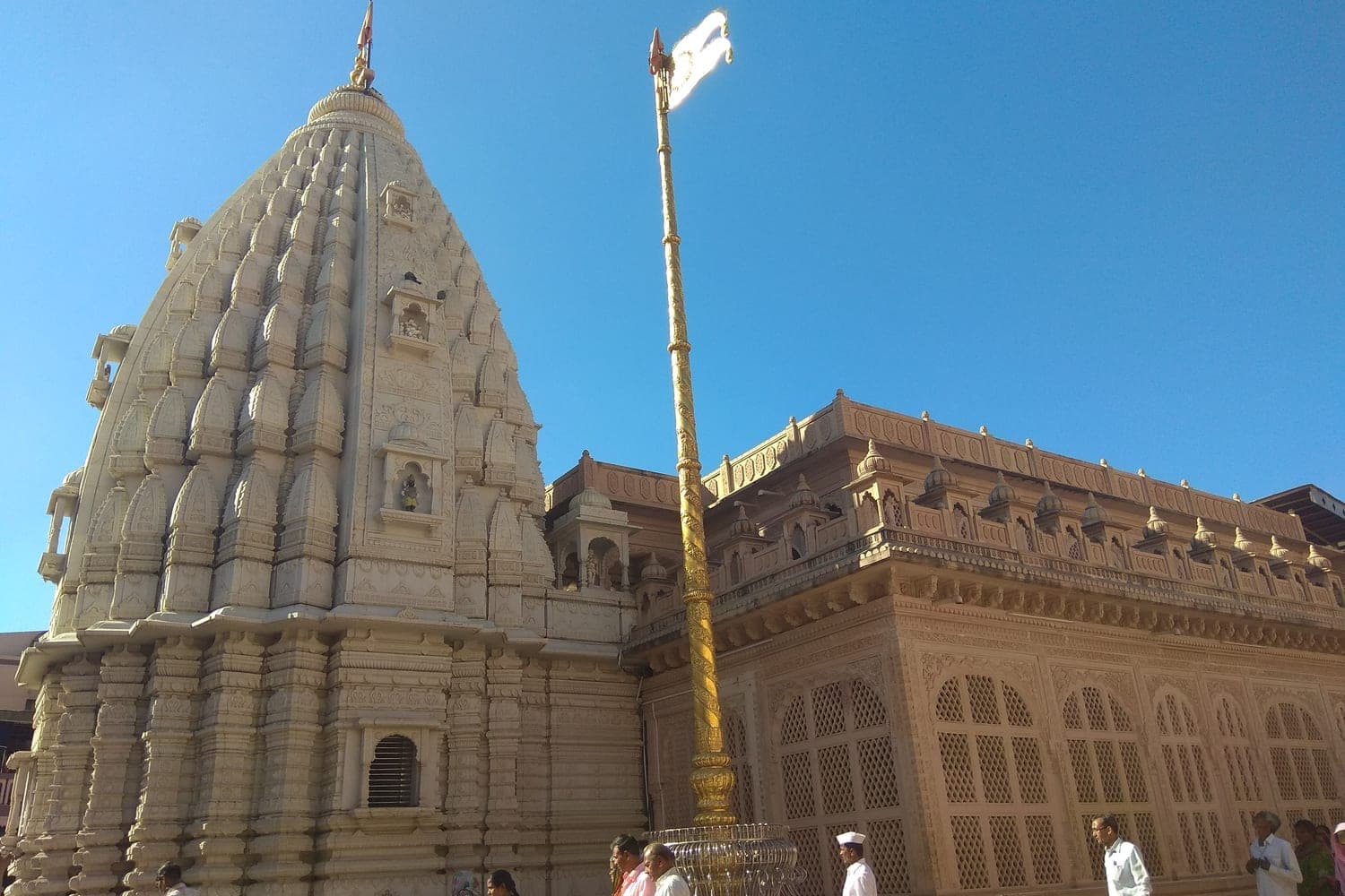 The white shikhara and dhwaja of Shri Gajanan Maharaj Mandir, the main temple in Shegaon